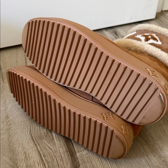 Louis Vuitton Tan Shearling Winter Boots - Picture 2 of 4